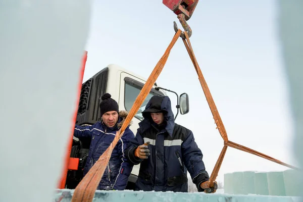 Monterzy Rozładowują Panele Lodowe Samochodu Pomocą Dźwigu — Zdjęcie stockowe