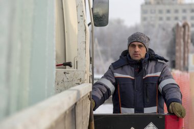 Hidrolik vinç işçisinin portresi