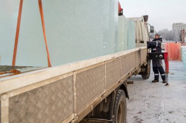 İş yerindeki hidrolik manipülatör sürücüsü