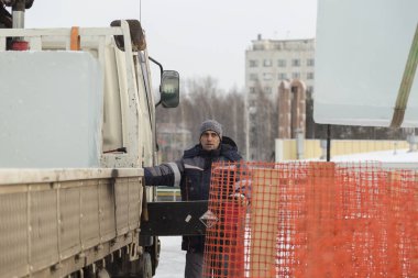 İş yerindeki hidrolik manipülatör sürücüsü