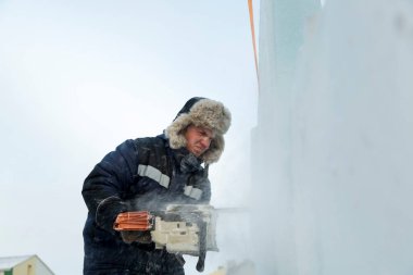 İşçi derleyicisi elektrikli testere buz tabakasını özelleştirdi