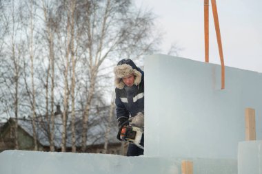 İşçi, buz panelini benzin testeresiyle kesti