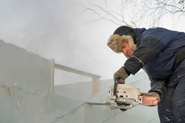 İşçi derleyicisi elektrikli testere buz tabakasını özelleştirdi