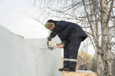 İşçi derleyicisi elektrikli testere buz tabakasını özelleştirdi
