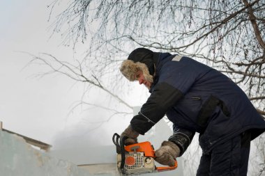 İşçi derleyicisi elektrikli testere buz tabakasını özelleştirdi