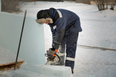 İşçi derleyicisi elektrikli testere buz tabakasını özelleştirdi
