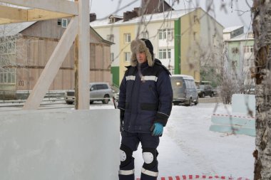 İş yerinde açık kürklü ve mavi ceketli bir adamın portresi.