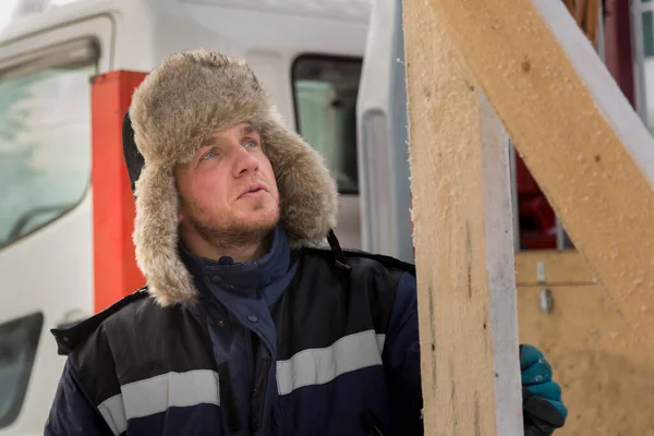 Werknemer die het frame van een houten glijbaan monteert — Stockfoto