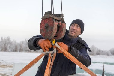 Slinger halatı kancaya takıyor vinç kancasına takıyor