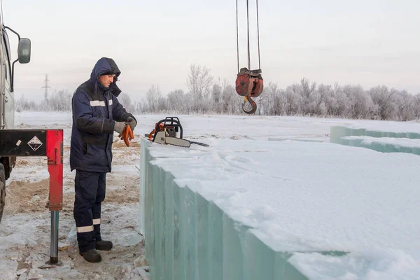 Instalador Pone Guante Mano Derecha Contra Fondo Bloques Hielo Una —  Fotos de Stock