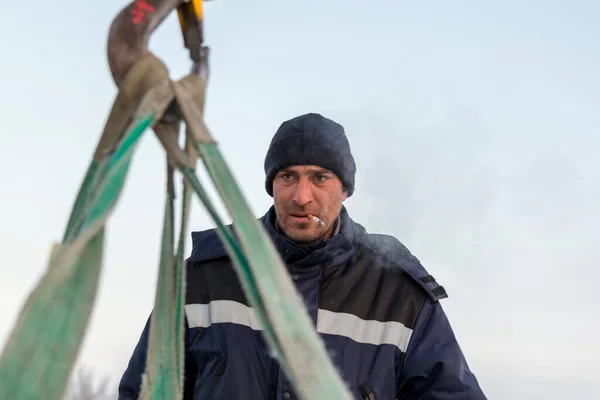 Ritratto Operaio Con Giacca Blu Cappello Maglia Gancio Una Gru — Foto Stock