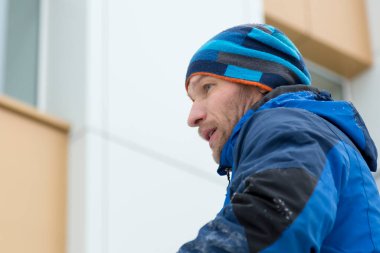 Buz bloğunun arka planındaki iskeledeki heykeltraş.