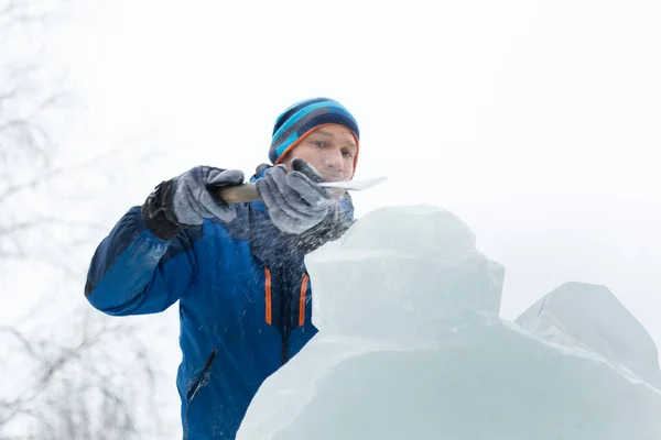 Escultor Corta Una Figura Hielo Bloque Hielo Para Navidad —  Fotos de Stock