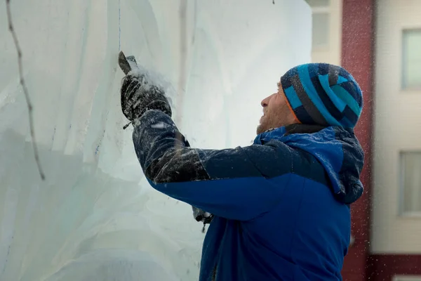 Der Bildhauer Schneidet Mit Einem Meißel Eine Eisfigur Für Weihnachten — Stockfoto