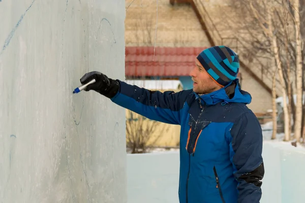 Der Künstler Zeichnet Die Konturen Der Zukünftigen Eisfigur Auf Das — Stockfoto