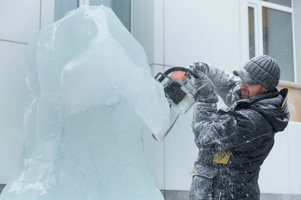 Der Bildhauer Schneidet Weihnachten Mit Der Kettensäge Eine Eisfigur Aus — Stockfoto