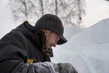 İş yerinde siyah kış şapkası takan işçi derleyicilerin yakın çekimi.