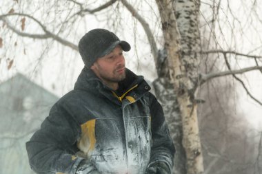 İş yerinde siyah kış şapkası takan işçi derleyicilerin yakın çekimi.