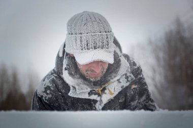 İş yerinde siyah kış şapkası takan işçi derleyicilerin yakın çekimi.
