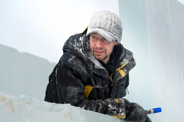 Portret Van Een Meester Winteroveralls Met Een Markering Zijn Hand — Stockfoto