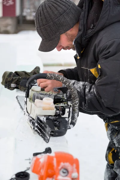 Ein Arbeiter Winteranzug Repariert Draußen Eine Kettensäge — Stockfoto