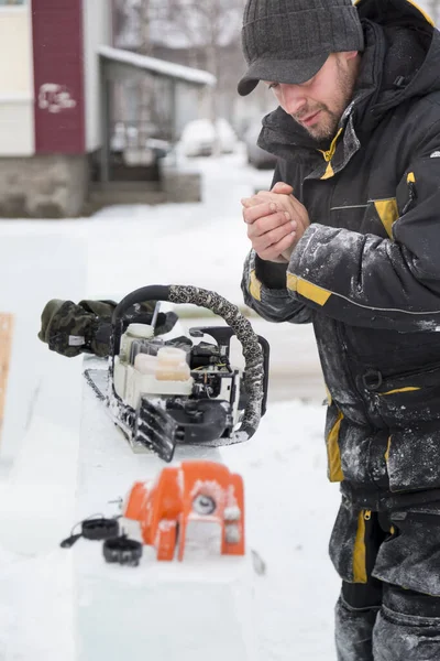 Travailleur Salopette Hiver Répare Une Tronçonneuse Extérieur — Photo