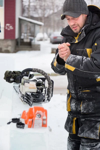 Pracovník Zimě Montérkách Opravuje Motorovou Pilu Venku — Stock fotografie