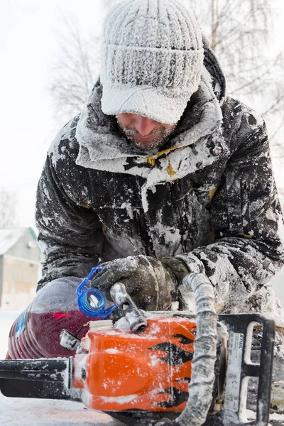 Pracovník Zimě Montérkách Opravuje Motorovou Pilu Venku — Stock fotografie