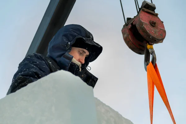 Portret Van Een Arbeider Een Blauw Jasje Met Een Kap — Stockfoto