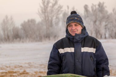 İş yerinde mavi kışlık ceketli bir adamın portresi.