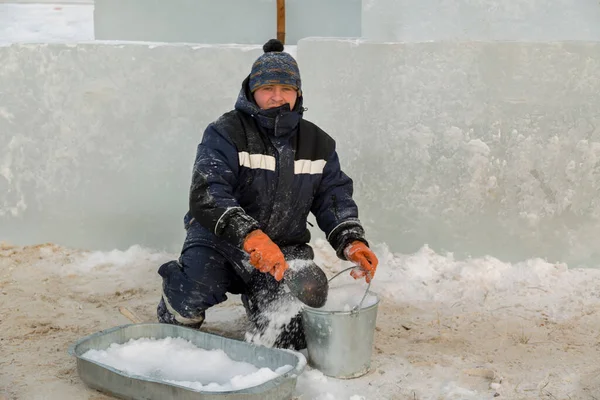 Ein Monteur Winteranzug Legt Nassen Schnee Aus Einem Trog Einen — Stockfoto