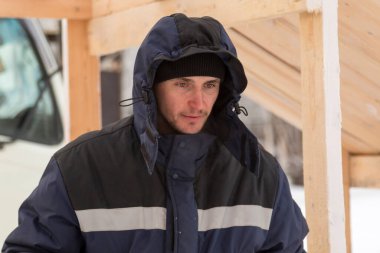 İşyerindeki erkek işçinin portresi