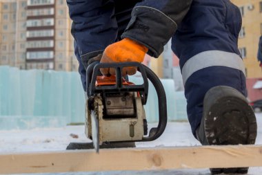 Elektrikli testereyle kesilmiş bir testerenin portresi.