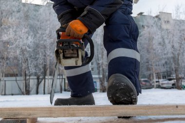 Elektrikli testereyle kesilmiş bir testerenin portresi.