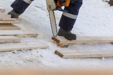 Elektrikli testereyle kesilmiş bir testerenin portresi.