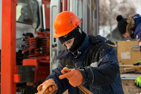 Portret Monterki Pomarańczowej Kamizelce Hełmie Rozładunku Płyt Lodowych Obrazek Stockowy