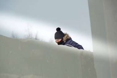 Kafasında siyah bir yorgan taşıyan bir tesisatçının yakın plan portresi.