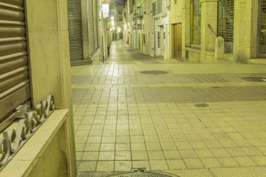 Gece şehir sokaklarında