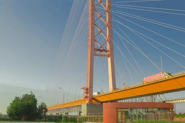 Brücke über den Fluss. — Stockfoto