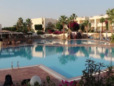 sabah havuzun yanında