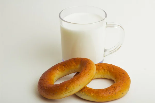 Bagels with milk — Stock Photo, Image