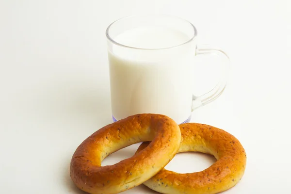 Bagels mit Milch — Stockfoto