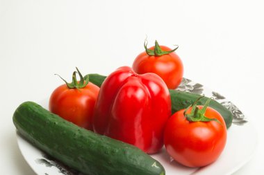 Beyaz bir tabakta sebze   