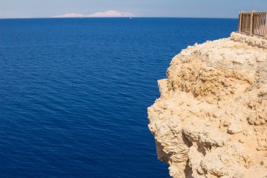 yüzücü resifleri dikkate alır.