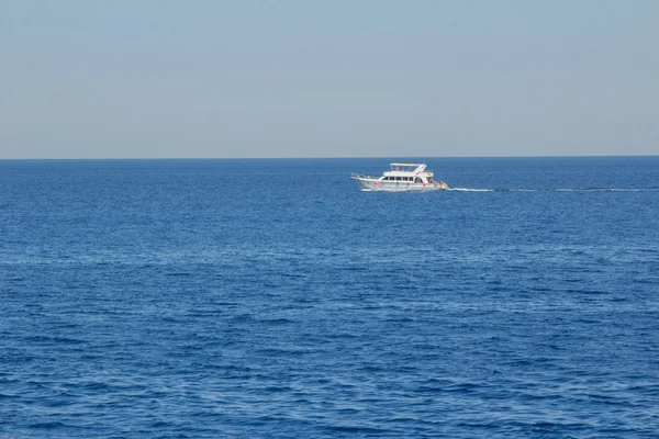 紅海の熱い、晴れた日のヨットします。 — ストック写真