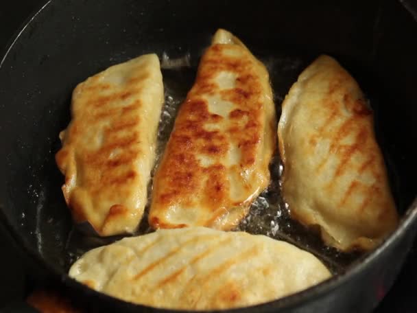 Doces em uma panela de ato de fritar — Vídeo de Stock