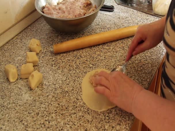 Підготовка кухарі виносять чебуреки — стокове відео