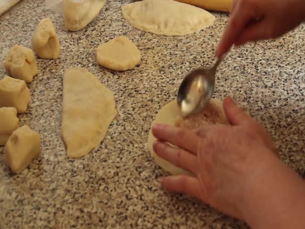 Підготовка кухарі виносять чебуреки — стокове відео
