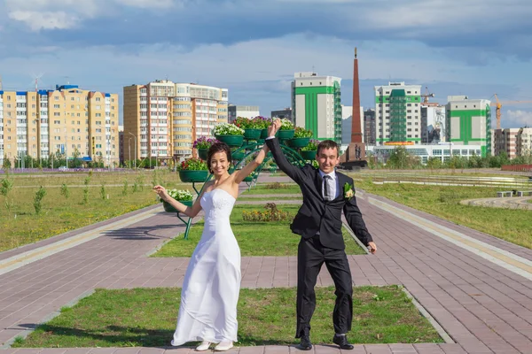 A menyasszony és a vőlegény portréja — Stock Fotó