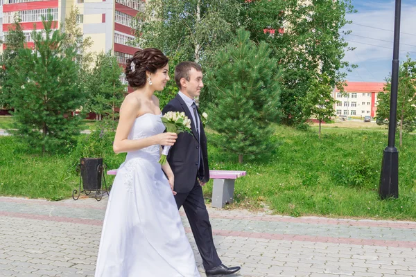 Portrait of the bride and groom — Stock Photo, Image